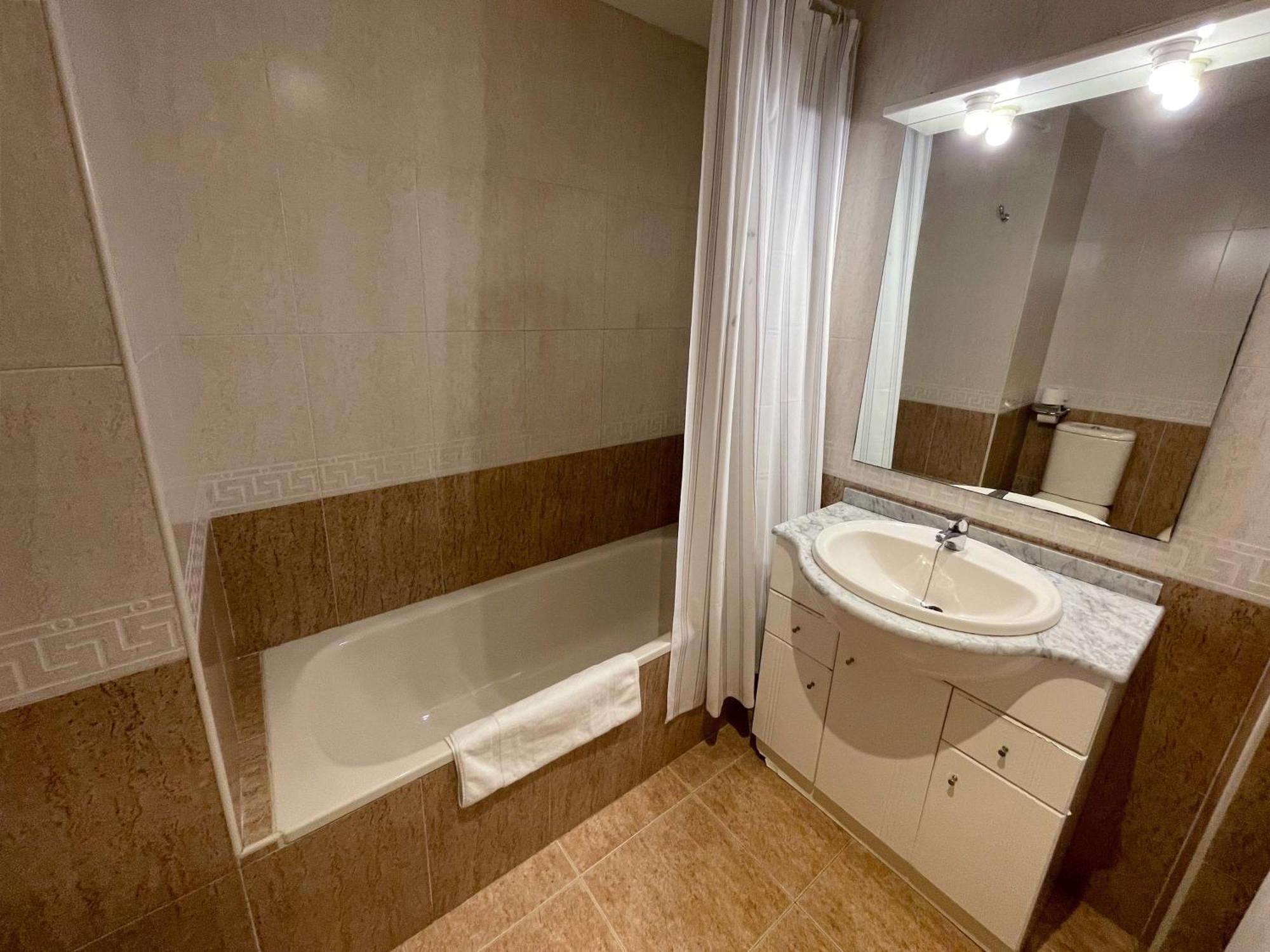 Apartamentos El Pilar Suites 3000 Сарагоса Екстериор снимка